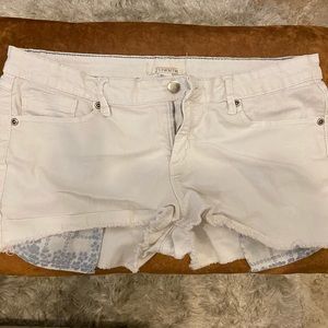 White denim low rise shorts size 30